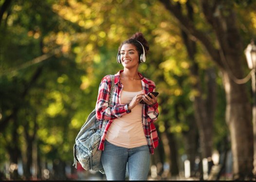 Étudiante souriante marchant sur le campus
